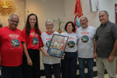 Missão: Rezadeira há 33 anos recebe homenagem no cartaz da Festa do Divino de Mogi 2026