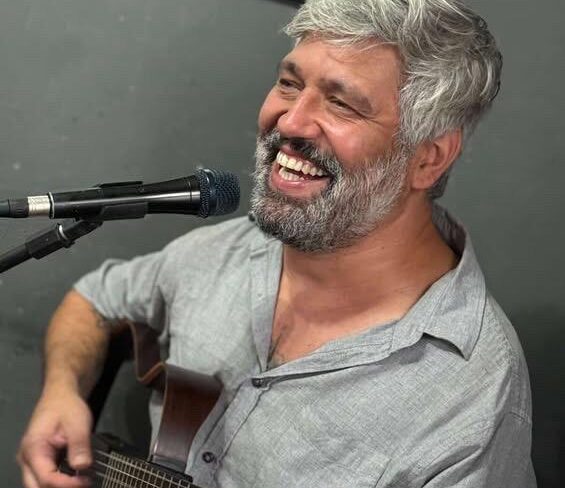 Especial Chico Buarque com Gui Cardoso promete noite de clássicos no Galpão Arthur Netto no sábado