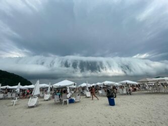 Nuvem incomum chama a atenção de turistas na Riviera de São Lourenço neste sábado (2)