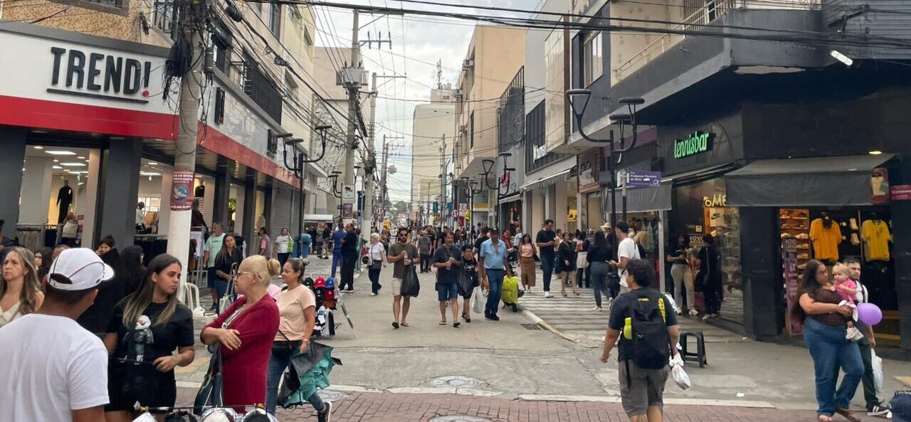Comércio aposta em horário estendido neste fim de semana para aquecer as vendas em Mogi