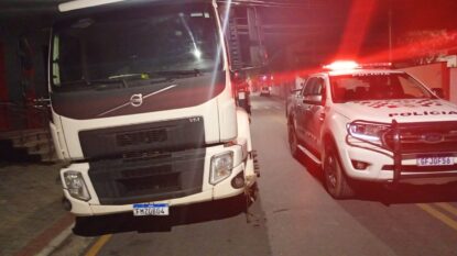 Caminhão roubado é recuperado pela Polícia Militar em área rural de Guararema