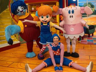 Diário de Mika chega ao Patteo Urupema com musical infantil gratuito neste sábado (23) em Mogi