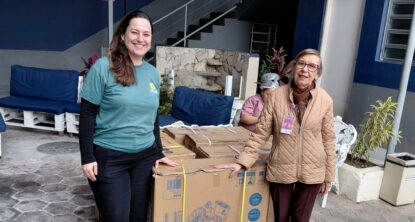 ONG FazSol doa seis cadeiras de rodas à Santa Casa de Mogi após arrecadação de tampinhas plásticas