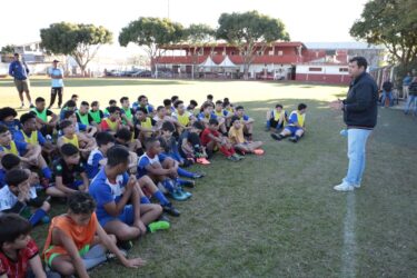 Prefeitura de Suzano entrega 2 mil kits esportivos para alunos da Liga Municipal de Futebol