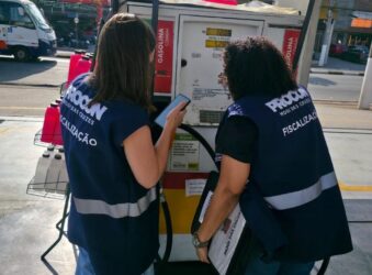 Procon de Mogi vistoria postos e cobra mais transparência na divulgação dos preços dos combustíveis