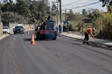 30% de conclusão: obras na rua Guilherme Garijo avançam com asfaltamento de 1 km em Suzano