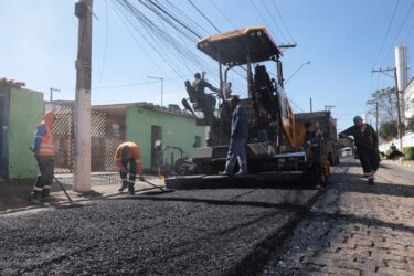 Avanço: obras de requalificação asfáltica avançam na rua Ipês, em Suzano, com aplicação de binder