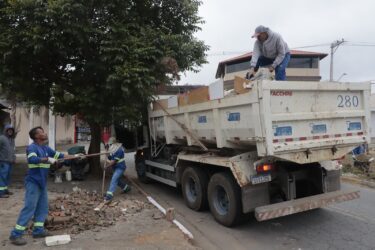 Nas ruas: zeladoria em Suzano avança com manutenção de vias, praças e equipamentos públicos