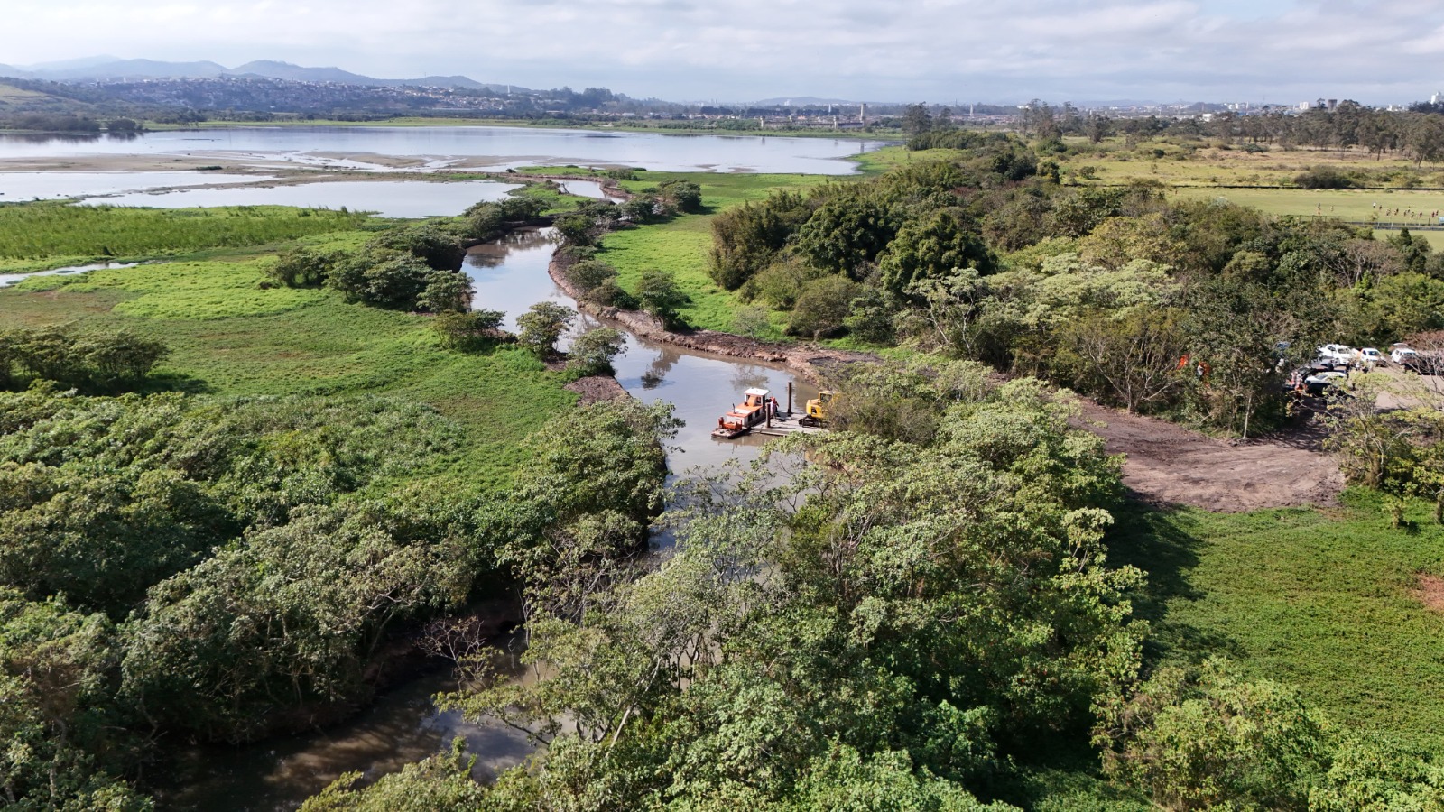 Serviços de desassoreamento chegam ao rio Taiaçupeba após conclusão no rio Guaió