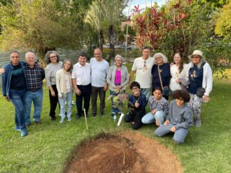 Câmara de Mogi realiza plantio de Ipê Branco para comemorar o “Dia da Paz e da Conciliação”