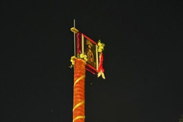 Festa do Bom Jesus em Arujá começa com levantamento do mastro e programação religiosa