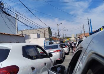 Filas duplas na Rua Basílio Batalha geram reclamações de motoristas e pedrestres na área central