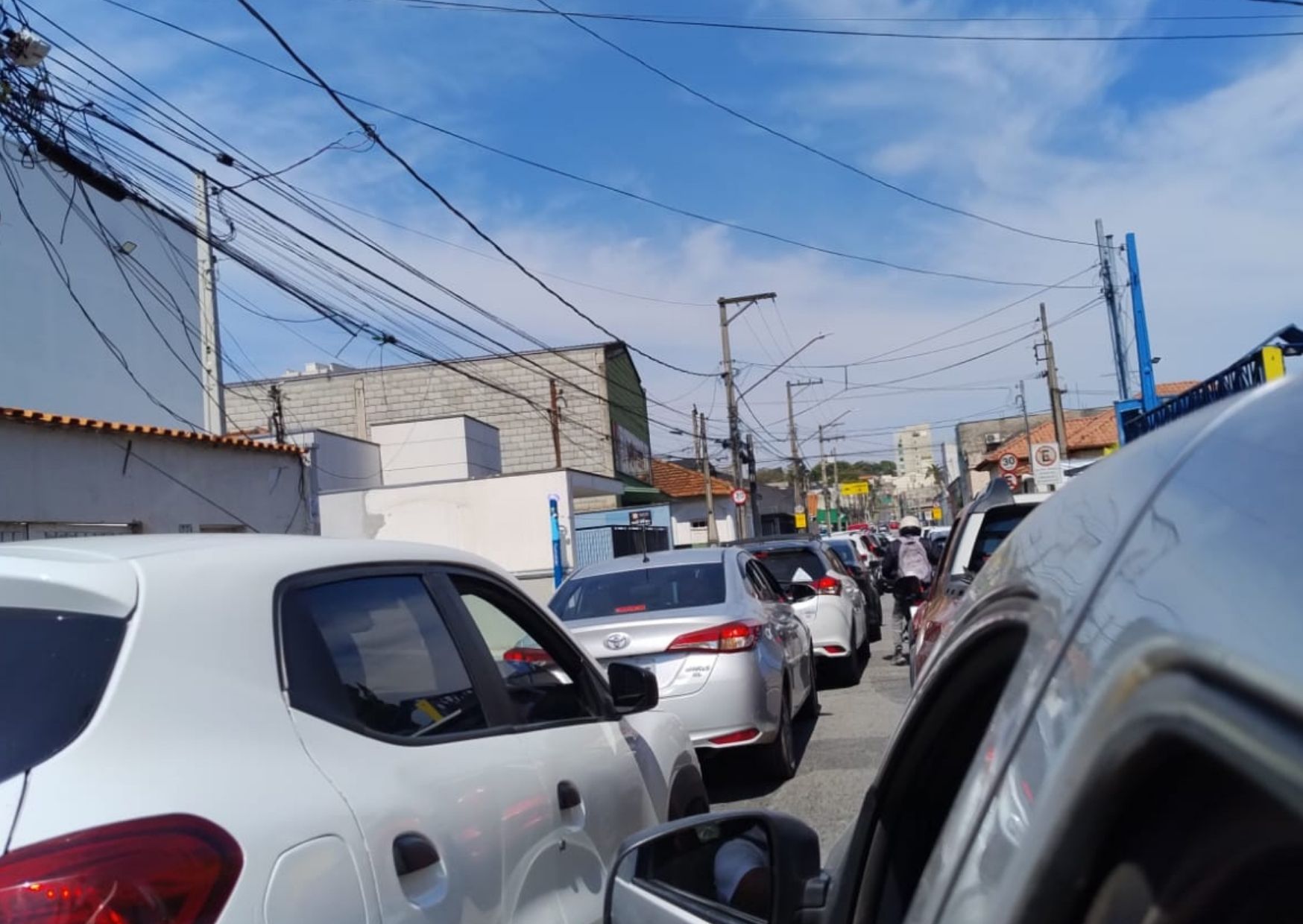 Filas duplas na Rua Basílio Batalha geram reclamações de motoristas e pedrestres na área central