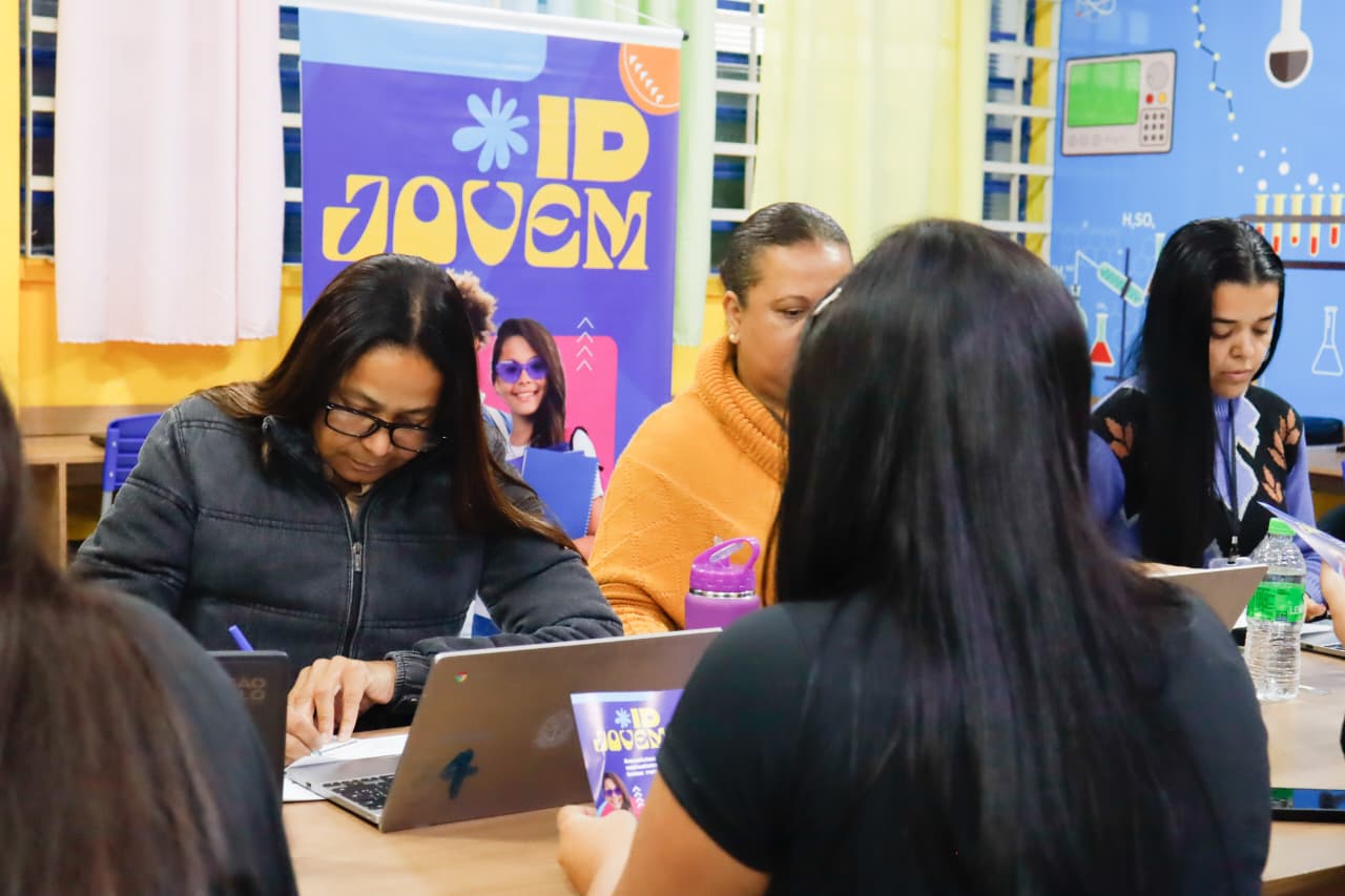 Suzano promove ação em escola para orientar sobre benefícios disponíveis para os jovens