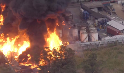 Incêndio de grandes proporções mobiliza bombeiros e PM em fábrica química de Itaquaquecetuba
