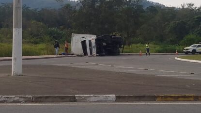 Acidente com caminhão na Avenida Francisco Rodrigues Filho deixa motorista ferido em Mogi