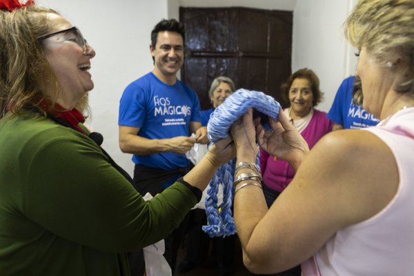 Fios Mágicos encerra projeto com entrega de perucas e gorros para crianças em tratamento de câncer
