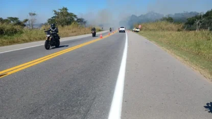 Vegetação seca favorece queimadas e exige cuidados extras de quem trafega pelas rodovias
