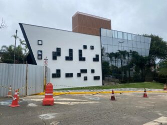 Câmara de Mogi das Cruzes ganha nova fachada de vidro e adapta espaços para ampliar acessibilidade