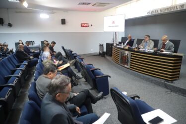 Câmara de Mogi cobra regulamentação de bolsa para estudantes e homenageia trabalhadores da limpeza