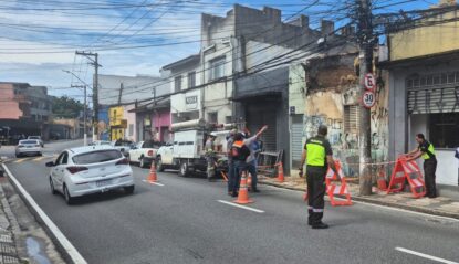 Imóvel com risco de desabamento é parcialmente demolido na rua Ipiranga, no centro de Mogi