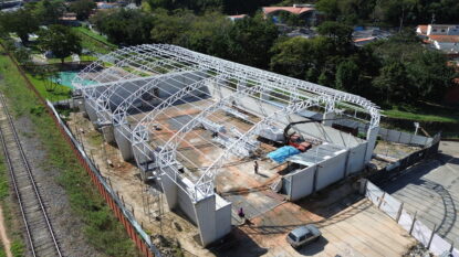 Novos ginásios esportivos começam a ganhar forma em dois bairros de Guararema