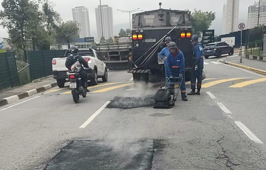 Mesmo com chuva, Prefeitura de Mogi mantém serviços de recuperação de vias em períodos de estiagem