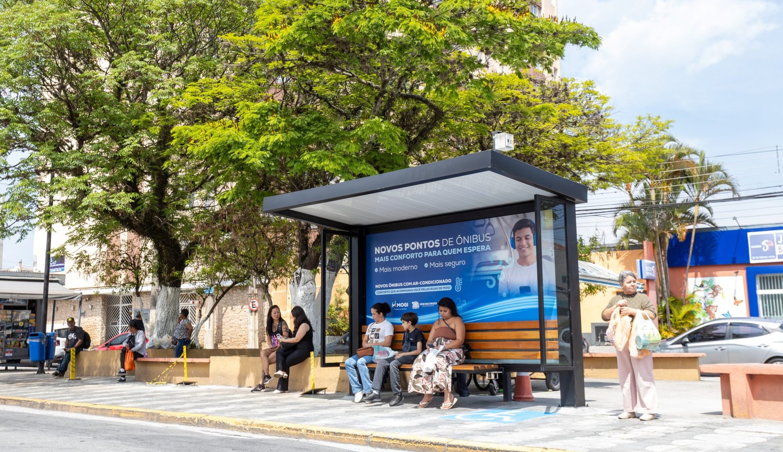 Mogi começa a instalar novos abrigos de ônibus em praças e pontos de maior movimento da cidade