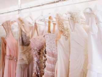 Fundo Social de Mogi pede doações de vestidos de festa para ampliar acervo de empréstimos