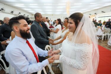 Casamento Comunitário reúne 30 casais em cerimônia com apoio de voluntários em Mogi das Cruzes