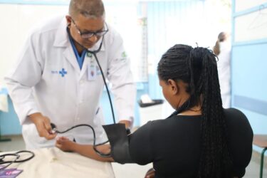 Saúde Itinerante leva consultas e serviços gratuitos ao bairro Fazenda Aya neste sábado (12)