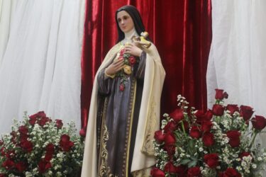 Festa de Santa Teresinha segue até 1º de outubro com programação religiosa e festiva na Vila Natal