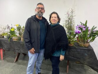 Amor pelas orquídeas marca encontro da ASSOMOC em Mogi com palestra de especialista e bingo