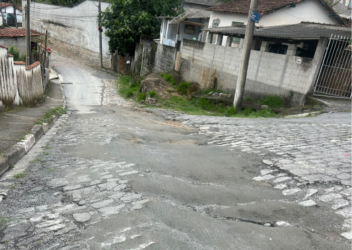 Moradores reclamam de pavimento após obra de esgoto em Sabaúna; empresa é notificada