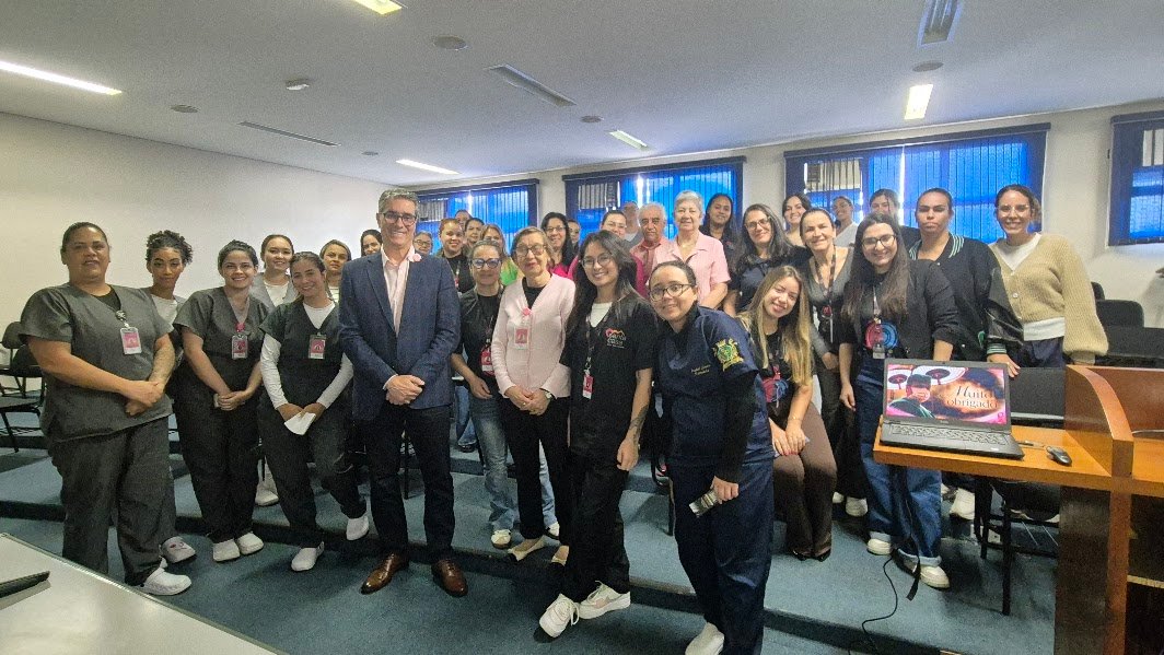 Santa Casa de Mogi celebra Outubro Rosa com palestra de Adriano Baeta sobre câncer de mama