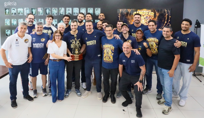 Mogi Basquete é recebido na Prefeitura após título paulista e faz estreia no NBB neste sábado (17)