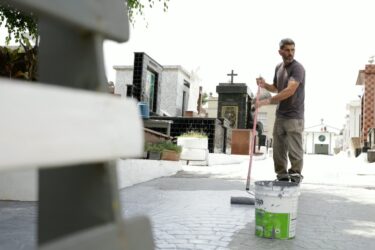 Cemitérios de Suzano reforçam serviços de zeladoria para receber visitantes no Dia de Finados