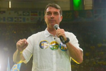 Flávio Bolsonaro chama votação de “inaceitável”, rejeita a derrota e promete pedir anulação