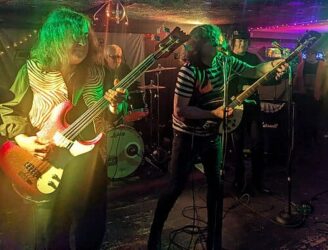 The Gruesomes estreia no Brasil e traz garage rock canadense para noite de Halloween em Mogi