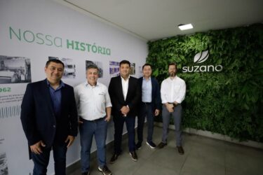 Prefeito Pedro Ishi visita unidade da Suzano S/A e conhece novo diretor industrial