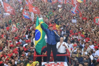 Presidente Lula conquista reeleição para o quarto mandato em disputa marcada por virada histórica